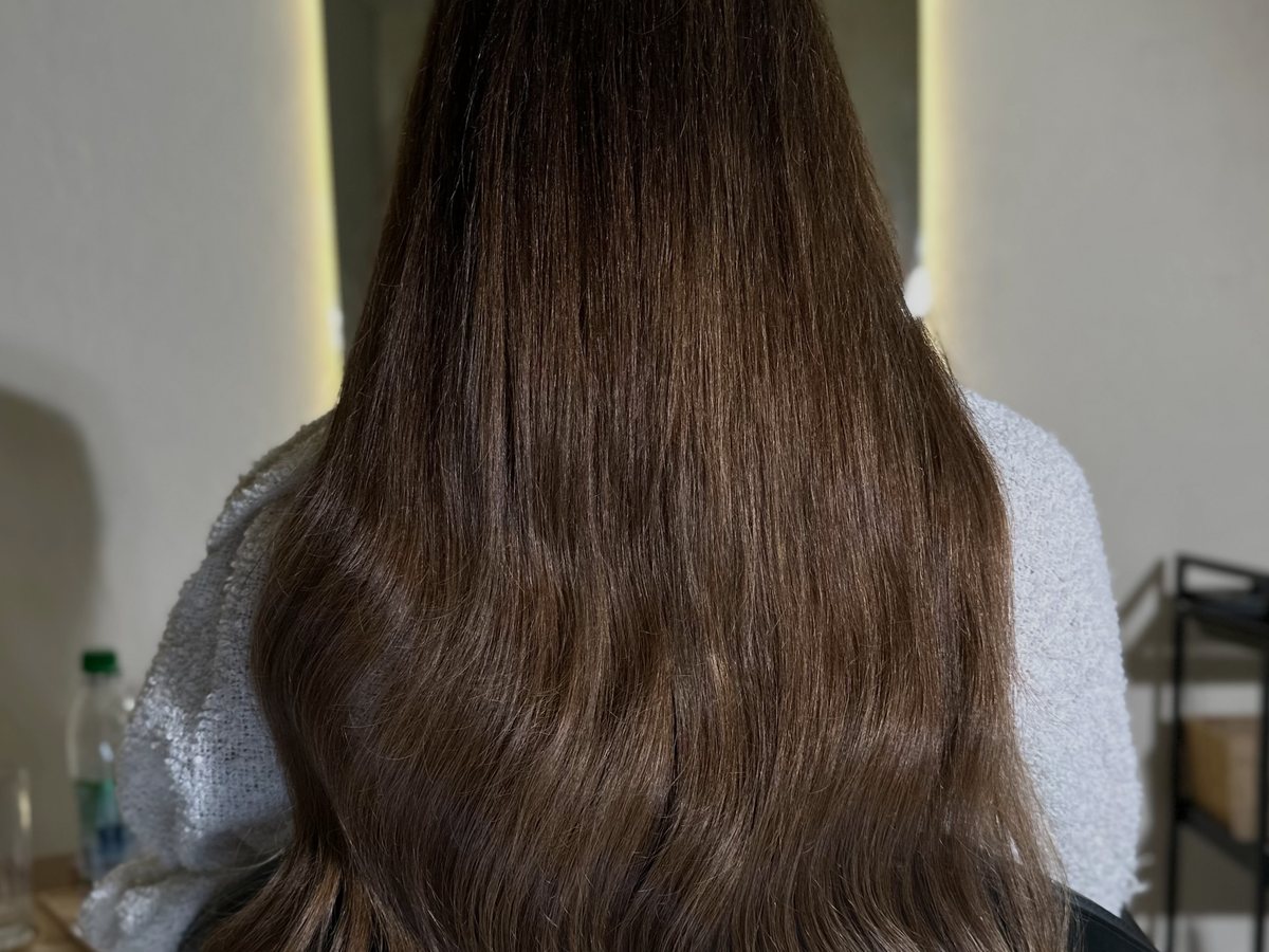Gepflegte lange Haare mit Extensions im Winter